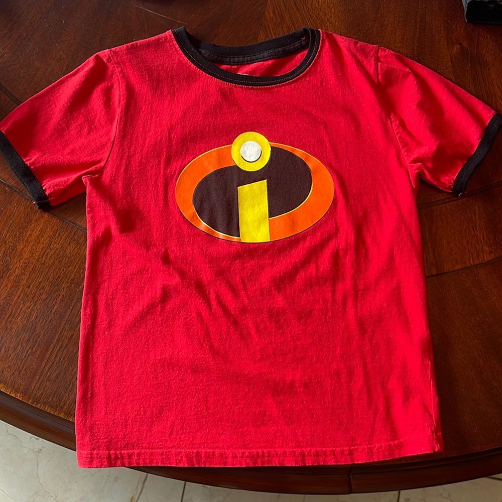 Disney/Pixar Incredibles 2 t-shirt kids size M